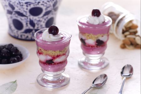 Tweekleurige dessert in een glas