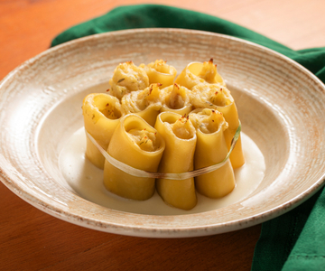 Gevulde paccheri met kabeljauw op kaassaus