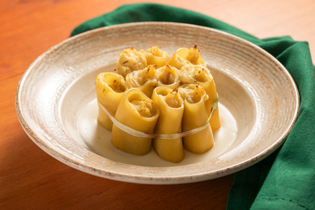 Gevulde paccheri met kabeljauw op kaassaus