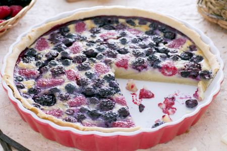 Bosvruchtenflan met chocoladesaus