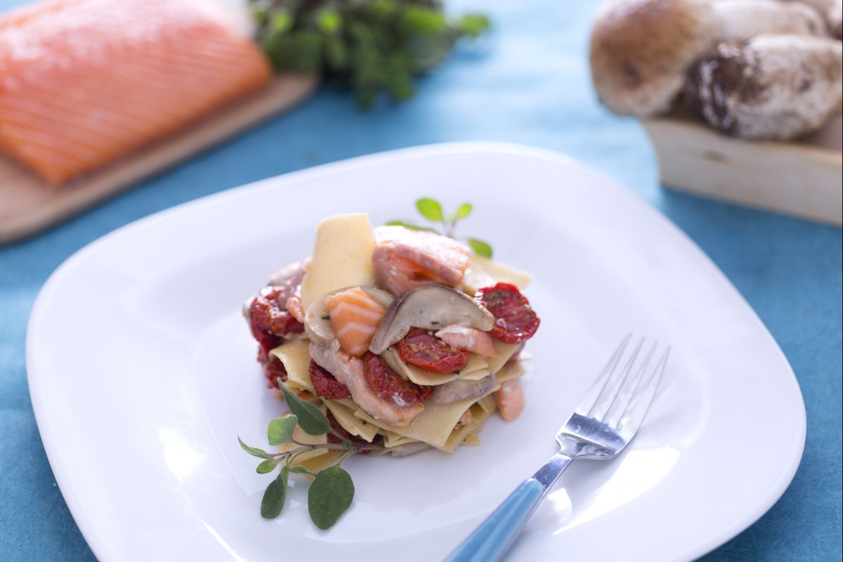 Maltagliati met zalm, porcini en gekonfijte tomaatjes