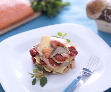 Maltagliati met zalm, porcini en gekonfijte tomaatjes