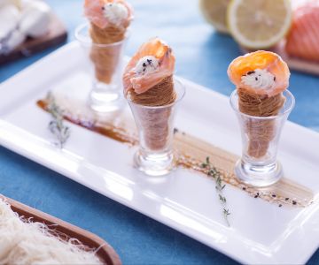 Kleine hartige croissants met zalm en stracchino