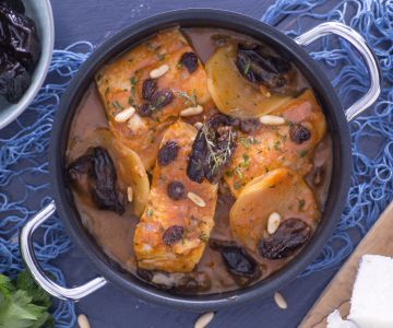 Kabeljauw met pruimen, rozijnen en pijnboompitten