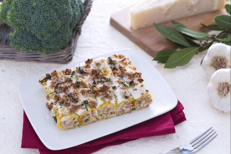 Cannelloni met broccoliricottacrème en kruidige ragù