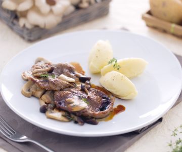 Kalfsschnitzel met gemengde paddenstoelen en aardappelpuree
