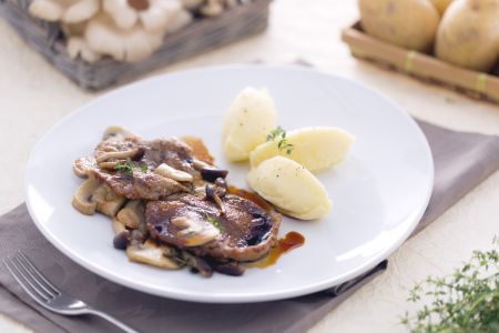 Kalfsschnitzel met gemengde paddenstoelen en aardappelpuree