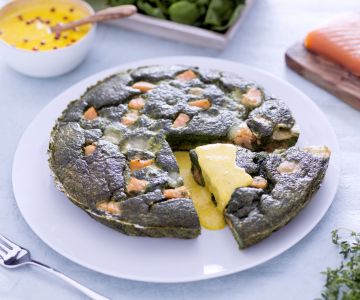 Groene omelet met zalm, toma en saffraansaus