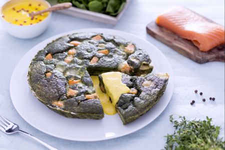 Groene omelet met zalm, toma en saffraansaus