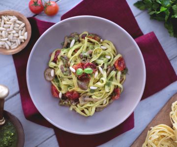 Tagliatelle met gekonfijte cherrytomaatjes, chiodini en pesto