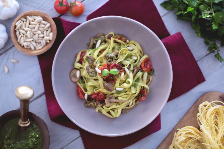 Tagliatelle met gekonfijte cherrytomaatjes, chiodini en pesto