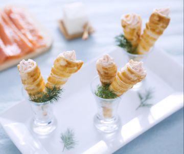 Mini croissant met zalmcrème en verse kaas