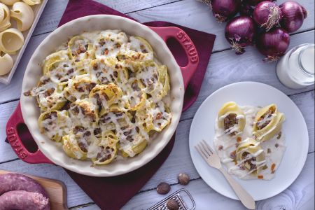 Grote pastaschelpen met worst en scamorza