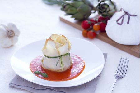 Pakketjes met burrata, artisjokken en tomatensaus