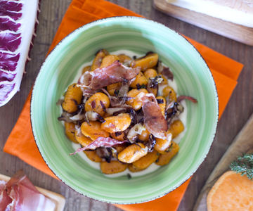 Zoete-aardappelgnocchi met radicchio en speck