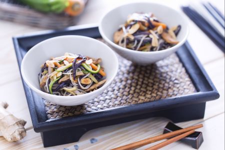 Rijstspaghetti met groenten en gekarameliseerde kip