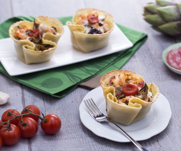 Verse pastamandjes met artisjokken, garnalen en gekonfijte kerstomaatjes