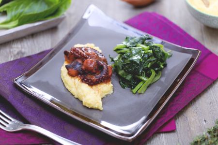 Polenta met gestoofde octopus en gewokte kruiden