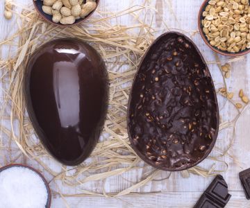 Paasei van pure chocolade en pinda's