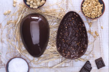 Paasei van pure chocolade en pinda's