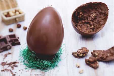 Melkchocolade-paasei met hazelnoten