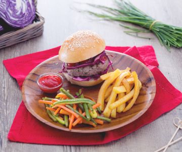 Kruidenhamburger met gemengde groenten en frietjes