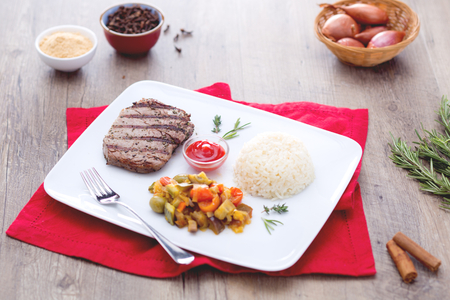 Gekruid gegrild rundvlees met pilafrijst en lentegroenten
