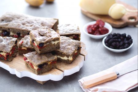 Gevulde verbrande tarwe focaccia