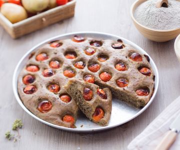 Focaccia met geroosterd tarwemeel en cherrytomaatjes