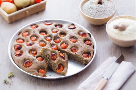 Focaccia met geroosterd tarwemeel en cherrytomaatjes