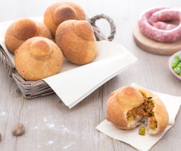 Rizzuole met ragù, bechamelsaus en erwten