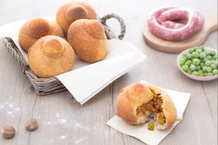 Rizzuole met ragù, bechamelsaus en erwten