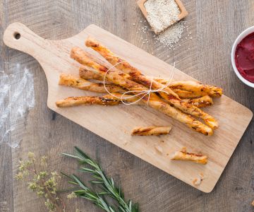 Snelle tomaten bladerdeeg grissini