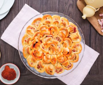 Gevulde focaccia met plukjes