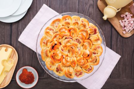 Gevulde focaccia met plukjes