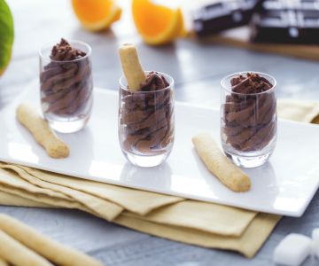 Chocolademousse met sinaasappelkoekjes