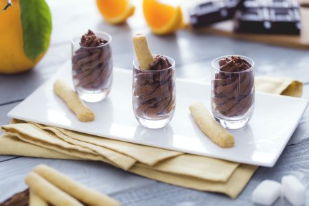 Chocolademousse met sinaasappelkoekjes