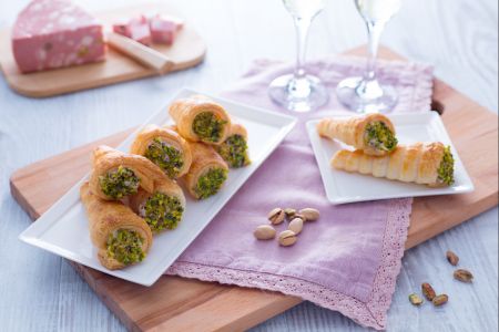 Hartige hoorntjes met mortadella mousse