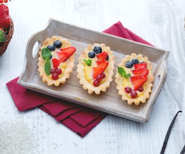 Rijstbootjes met verse rode vruchten