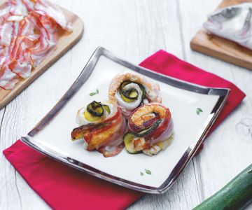 Rolletjes van zeebaars met gerookt spek en gegrilde courgette in prosecco