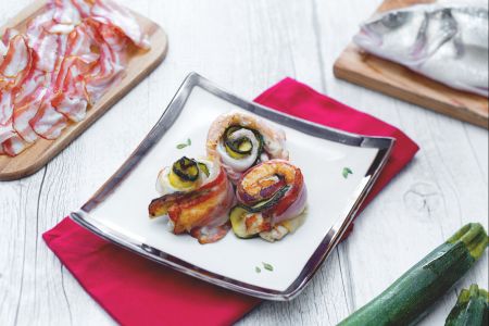 Rolletjes van zeebaars met gerookt spek en gegrilde courgette in prosecco