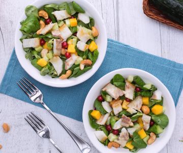 Salade van gerookte zeebaars met mango en noten