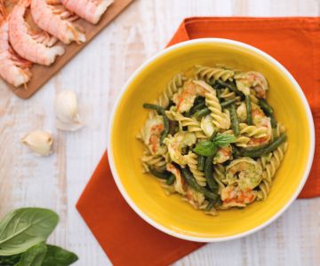 Volkoren fusilli met sperziebonen, garnalenstaarten en basilicumsaus