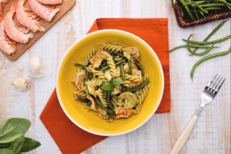 Volkoren fusilli met sperziebonen, garnalenstaarten en basilicumsaus
