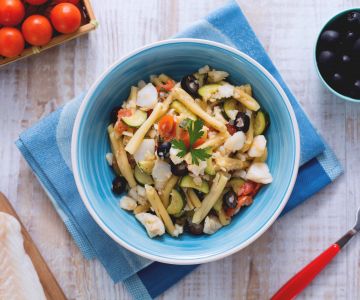 Casarecce met kabeljauwsaus, courgette en zwarte olijven