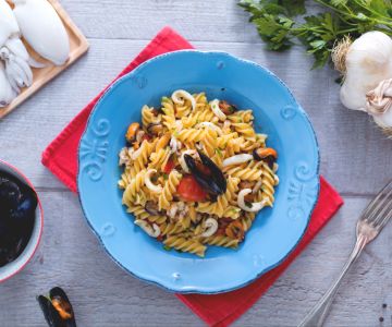 Fusilli met mosselen en kleine inktvissen