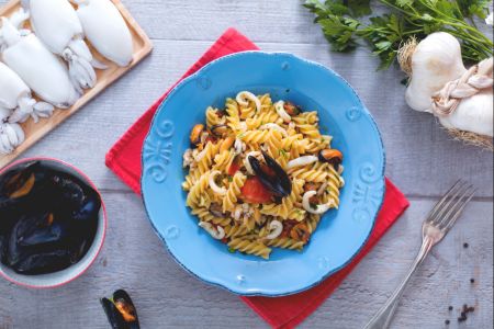 Fusilli met mosselen en kleine inktvissen