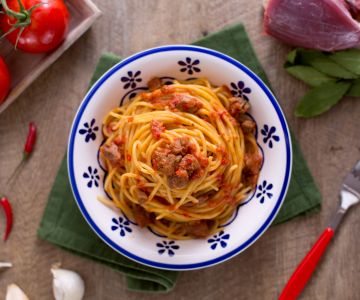 Vermicelli met vlees en pittige saus