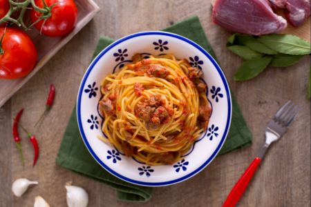 Vermicelli met vlees en pittige saus