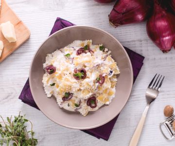 Farfalle met ricottacrème en rode uien uit Tropea